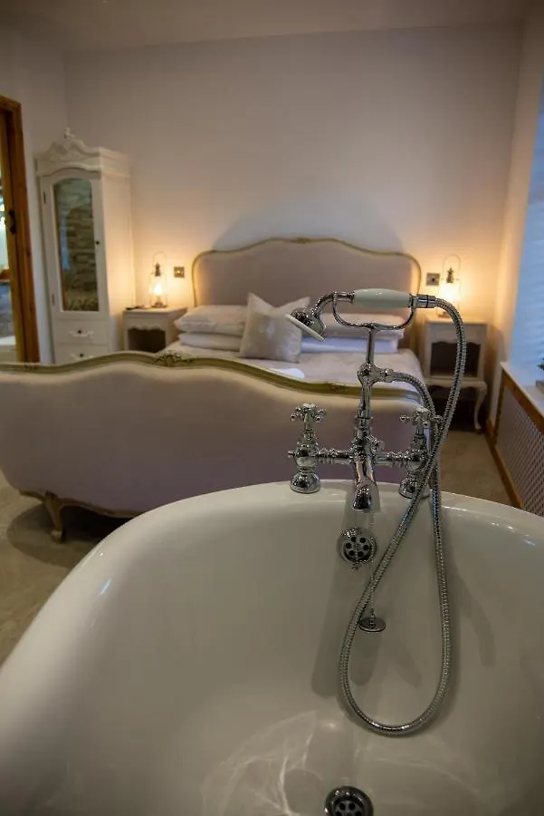Дом отдыха Steamy Cottage A Cosy Couples Cottage & Steam Room Хоэрт Великобритания